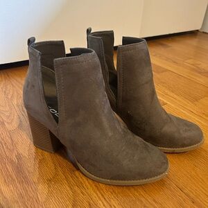 Women’s brown/camel suede boots - size 7.5